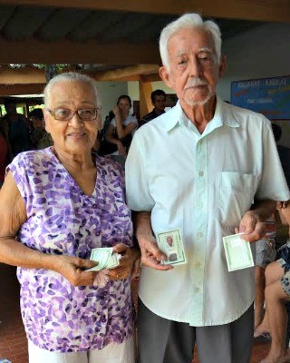Casal de idosos vota junto em Rio Branco (Foto: Aline Nascimento/G1)