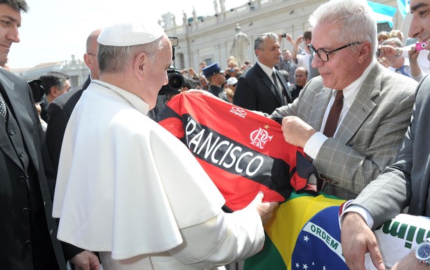Marcio Braga entrega camisa ao Papa Francisco (Foto: Reprodução)