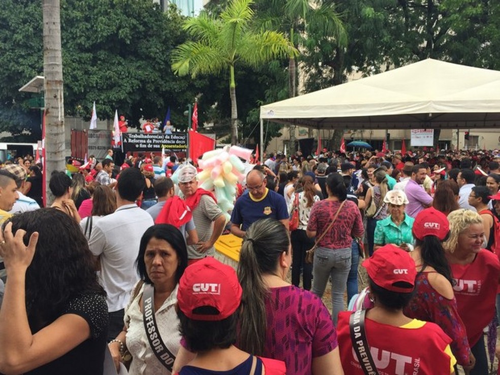 Manifestantes protestam contra a reforma da Previdência em Goiânia (Foto: Danielle Oliveira/G1)