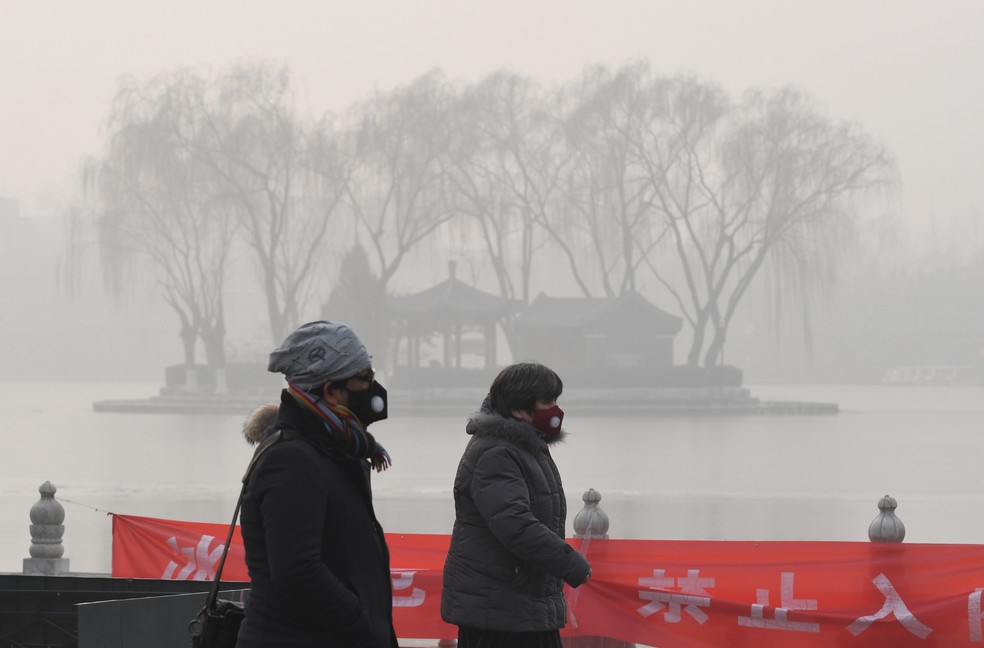 A concentração média de pequenas partículas respiráveis, conhecidas como PM2.5, era maior que 500 microorganismos por metro cúbico em Pequim, ou 50 vezes mais que o recomendado pela Organização Mundial de Saúde. (Foto: Reuters)