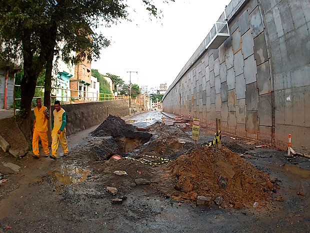 G1 Cratera Na Via Complica Trânsito E Interrompe Fornecimento De água Notícias Em Bahia 0926