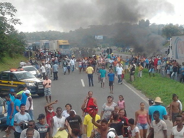 Manifestação na BR-324 em Candeias, Bahia (Foto: Arquivo Pessoal)