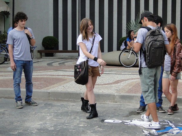 Lia fica em êxtase com o desenho que o jovem fez para ela no asfalto (Foto: Malhação / TV Globo)