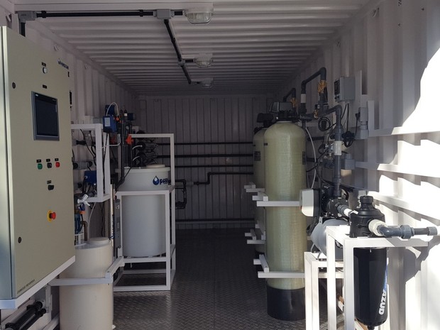 Parte interna do conteinêr com equipamentos para tratamento avançado de água (Foto: Divulgação / Sanepar)