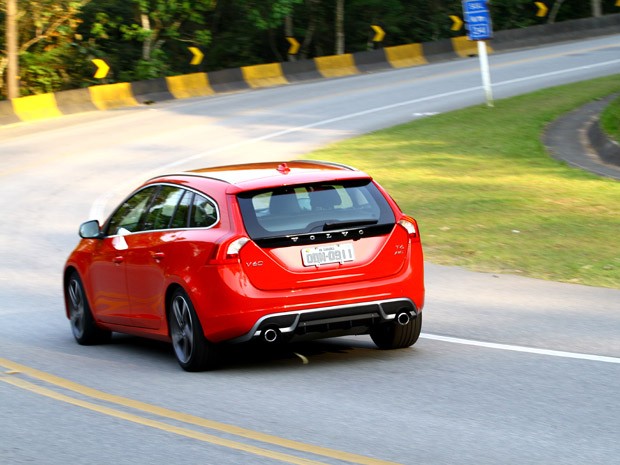 Volvo V60 R-Design chega em duas versões T5 (2.0) e uma versão T6 (3.0) (Foto: Divulgação)