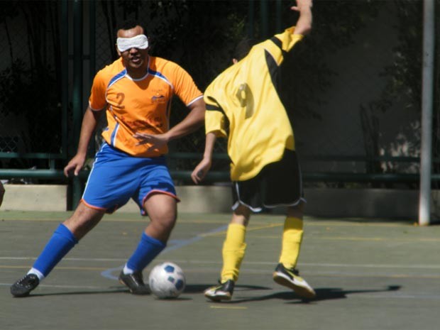Participantes jogam futebol no Sesc de Campinas (Foto: Carol Margiotte/SESC Campinas)