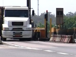 Caminhões passam em alta velocidade pelas cancelas (Foto: Reprodução/TV TEM)