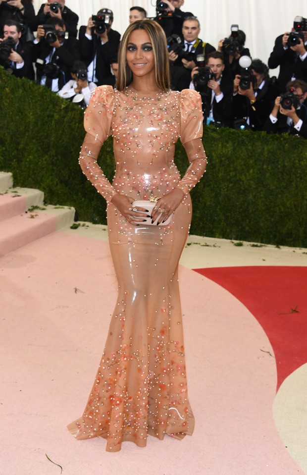 Beyoncé Aposta Em Look De Látex Para Met Gala E Recebe Críticas Quem Quem News