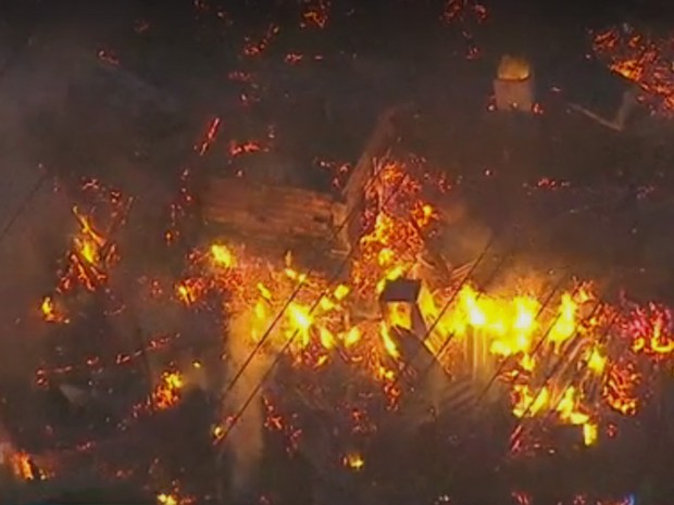 Incêndio na Zona Leste de SP (Foto: reprodução/TV Globo)