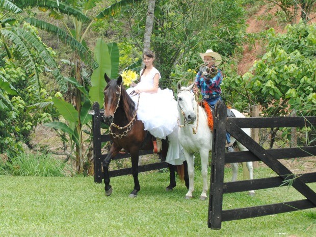 Noiva chega a cavalo e cão leva aliança aos noivos no interior de SP (Foto: Daniel Corrá/G1)