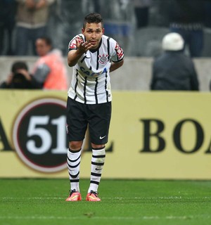 Oficializado no Betis, Petros lamenta saída sem títulos do Timão: 