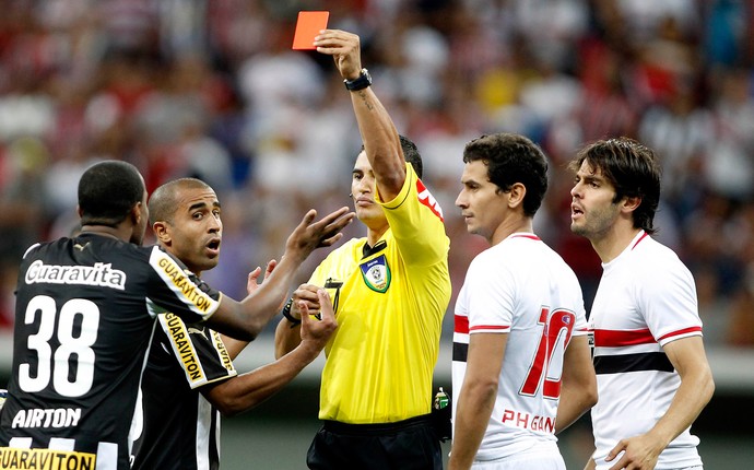 Airton cartão expulsão Botafogo x São Paulo (Foto: Adalberto Marques / Ag. Estado)