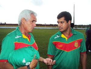 Auxiliar Hélio Pinheiro (à esquerda) ao lado de Djair membro da comissão técnica (Foto: Afonso Diniz/Globoesporte.com)