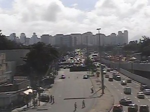Imagens da câmera CET-Rio do local onde acontece assalto (Foto: Reprodução/Centro de Operações da Prefeitura) Imagens da câmera CET-Rio do local onde acontece assalto (Foto: Reprodução/Centro de Operações da Prefeitura)