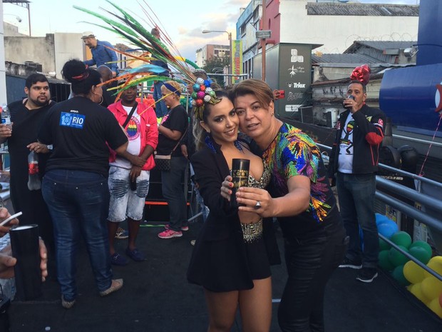 A madrinha convidada Renata Frisson, a Mulher Melão, e o muso vitalício da Parada Gay de Madureira, David Brazil (Foto: Alessandro Ferreira/G1)