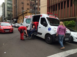 Homem contratou ambulância para poder votar no RS (Foto: Camille Wegner/RBS TV)