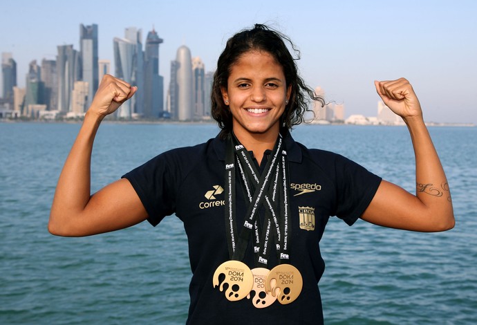 Etiene Medeiros, da natação, posa com medalhas em Doha (Foto: Satiro Sodré/SSpress)