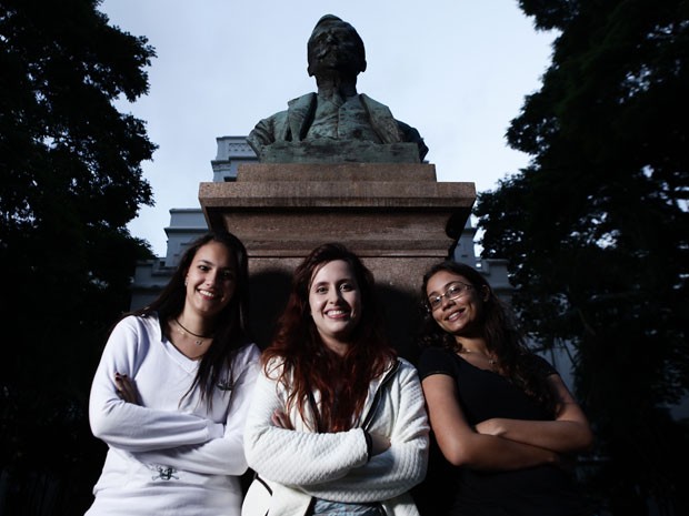 Karina Caciola, Maria Clara Lemos e Ana Luísa Rocha posam junto ao busto do Dr. Arnaldo Augusto Vieira de Carvalho, fundador da Faculdade de Medicina da USP; ela passaram em primeiro lugar em vários vestibulares de medicina (Foto: Caio Kenji/G1)