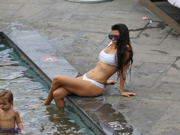 Kourtney Kardashian curte piscina durante férias no Havaí (Foto: Grosby Group/ Agência)