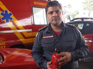 Capitão ensina como usar o extintor automotivo (Foto: Fernanda Resende/G1)