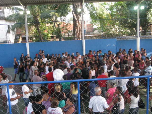 Dezenas de amigos e familiares se despedem dos meninos em Nilópolis (Foto: Renata Soares/G1)