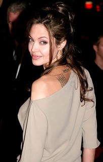 Em 2004, Angelina era fã dos penteados que deixavam mechas de cabelo no rosto