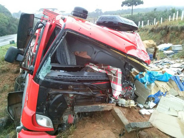 Homem de 27 anos morreu após bater de frente com outro caminhão, na BR-277 (Foto: Eduardo Andrade/RPC TV)