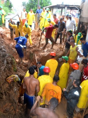 Deslizamento em Bom Juá, Salvador corte 300 (Foto:  Romildo de Jesus/Futura Press/Estadão Conteúdo)