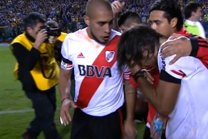Jogadores do River Plate com camisa suja de spray de pimenta (Foto: Reprodução SporTV)