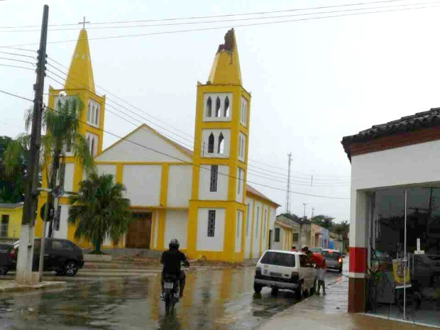 Danos foram na parte superior da torre direita da Igreja Matriz São José, no centro de Alto Paraguai, cidade a 219 km de Cuiabá. (Foto: Laiane Caroline de Souza Oliveira Mendes / Arquivo Pessoal)