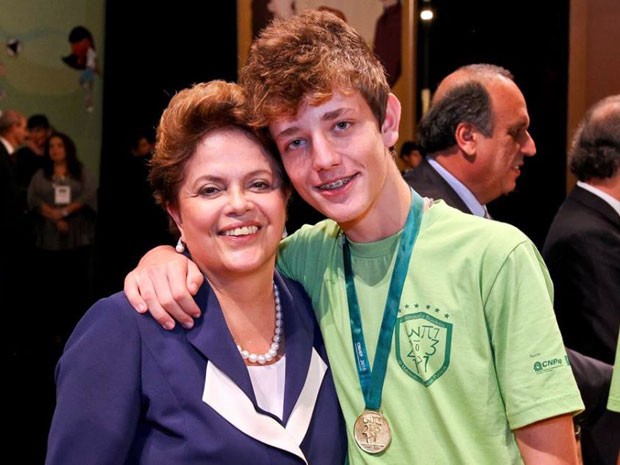 João César Campos Vargas de Passa Tempo MG com Dilma Rousseff (Foto: OBMEP/Divulgação)
