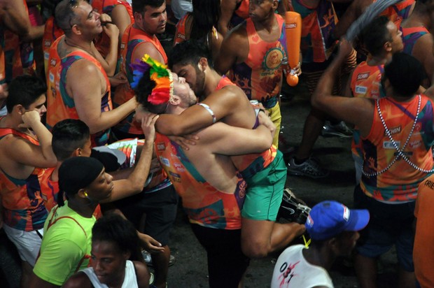 Beijaço gay no bloco de Ivete Sangalo (Foto:  Júnior Improta/Ag Haack)