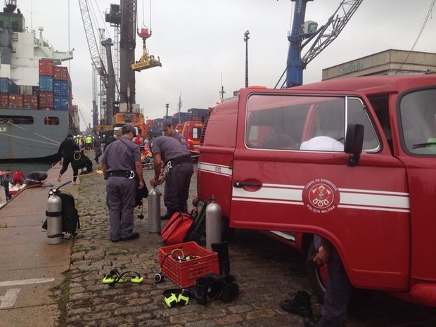 Bombeiros tentam encontrar o carro que caiu no mar (Foto: Mariane Rossi / G1) Bombeiros tentam encontrar o carro que caiu no mar (Foto: Mariane Rossi / G1)