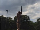 Michelle Rodriguez pratica arco e flecha de biquíni em vídeo. Assista