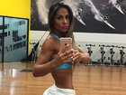 Mayra Cardi exibe cinturinha em selfie no espelho