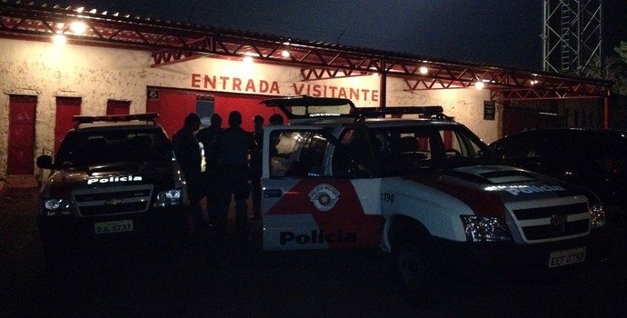Polícia Militar liberou os torcedores após o registro do boletim de ocorrência (Foto: Cleber Akamine)