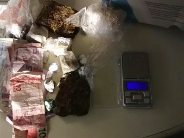 Polícia encontrou drogas, dinheiro e uma balança de precisão na casa do suspeito, no Zona Leste de Natal (Foto: Divulgação/Polícia Civil)
