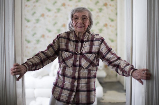 Aos 95 anos, Margot Woelk posa em seu apartamento em Berlim (Foto: Markus Schreiber/AP)