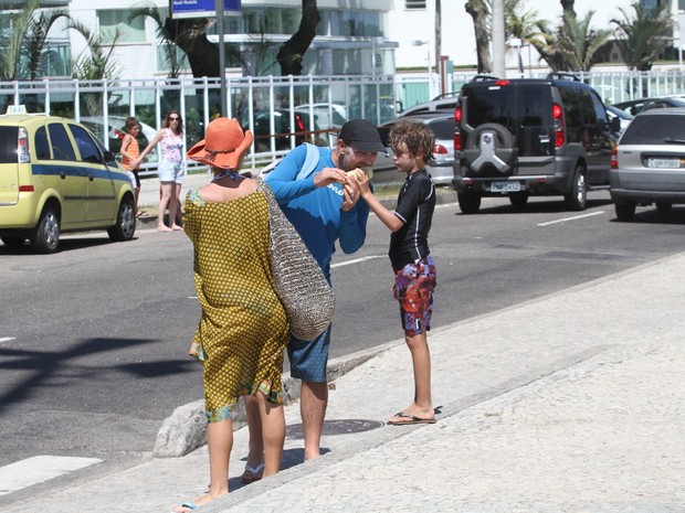 Christine Fernandes com a família na praia da Barra (Foto: Wallace Barbosa / Agnews)