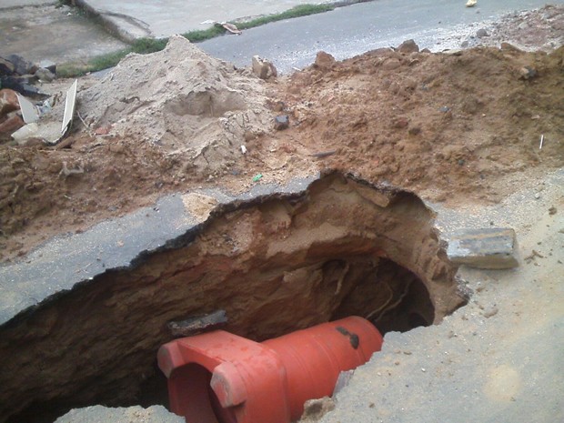 G1 Buraco no meio da rua gera preocupação em Paraíba do Sul RJ