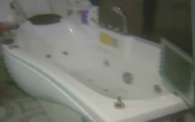 Banheira de hidromassagem foi um dos itens encontrados (Foto: Reprodução/YouTube/ABS-CBN News)