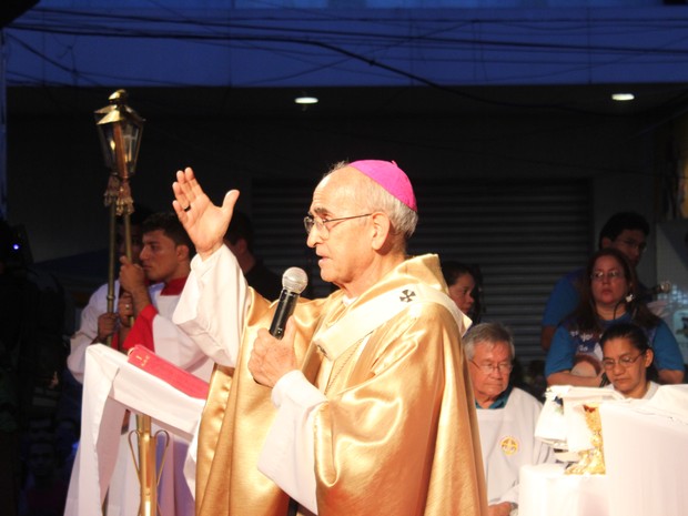 Arcebispo de Manaus D. Luiz celebrou missa ao final da procissão (Foto: Camila Henriques/G1)