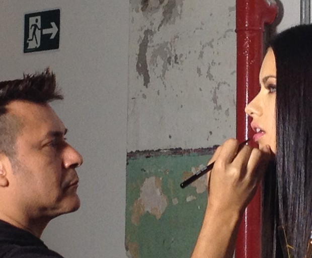 Adriana Lima e Silvio Giorgio em clique dos bastidores (Foto: Vogue Brasil) (Foto:    )