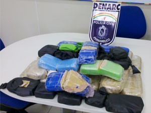 Droga estava em uma mala, na casa da suspeita, em Jaboatão (Foto: Kety Marinho / Globo Nordeste)