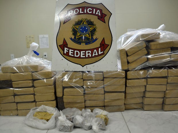 Ao todo, foram apreendidos 74 tabletes de maconha, que totalizam 100 kg; e 1,7Kg de crack, que renderia até 6,8 mil pedras (Foto: Divulgação / PF)