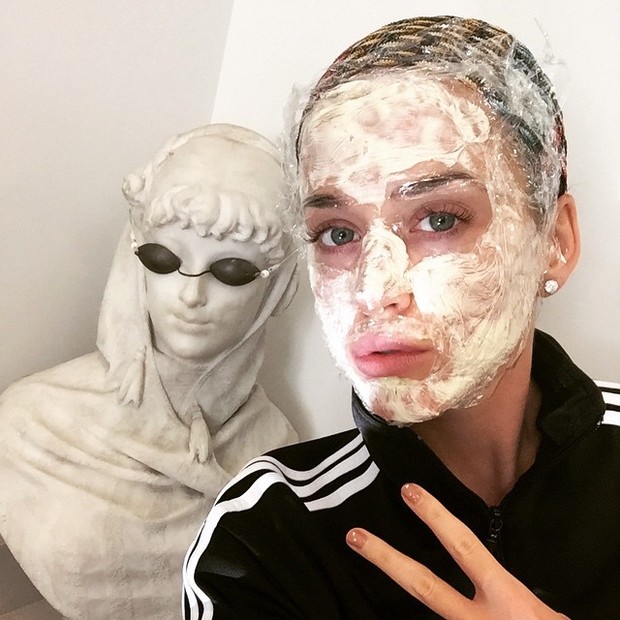 Katy Perry posa com o rosto sujo (Foto: Instagram/ Reprodução)