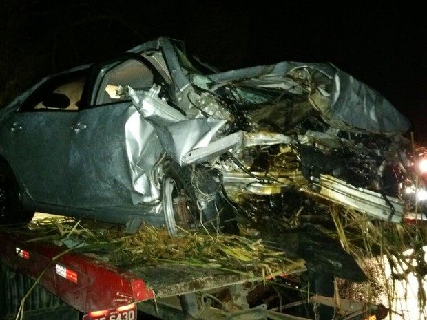 Carros ficaram destruídos após acidente na BR-470 (Foto: PRF/Divulgação)