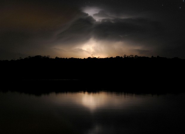 Imagem de arquivo mostra tempestade tropical se formando sobre o Rio Negro, em 2011 (Foto: Evaristo Sá/Arquivo AFP)