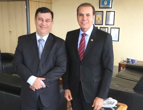 O senador Atáides Oliveira (dir.),presidente da CPMI,com o diretor da Polícia Federal,Leandro Daiello. (Foto:  Reprodução)
