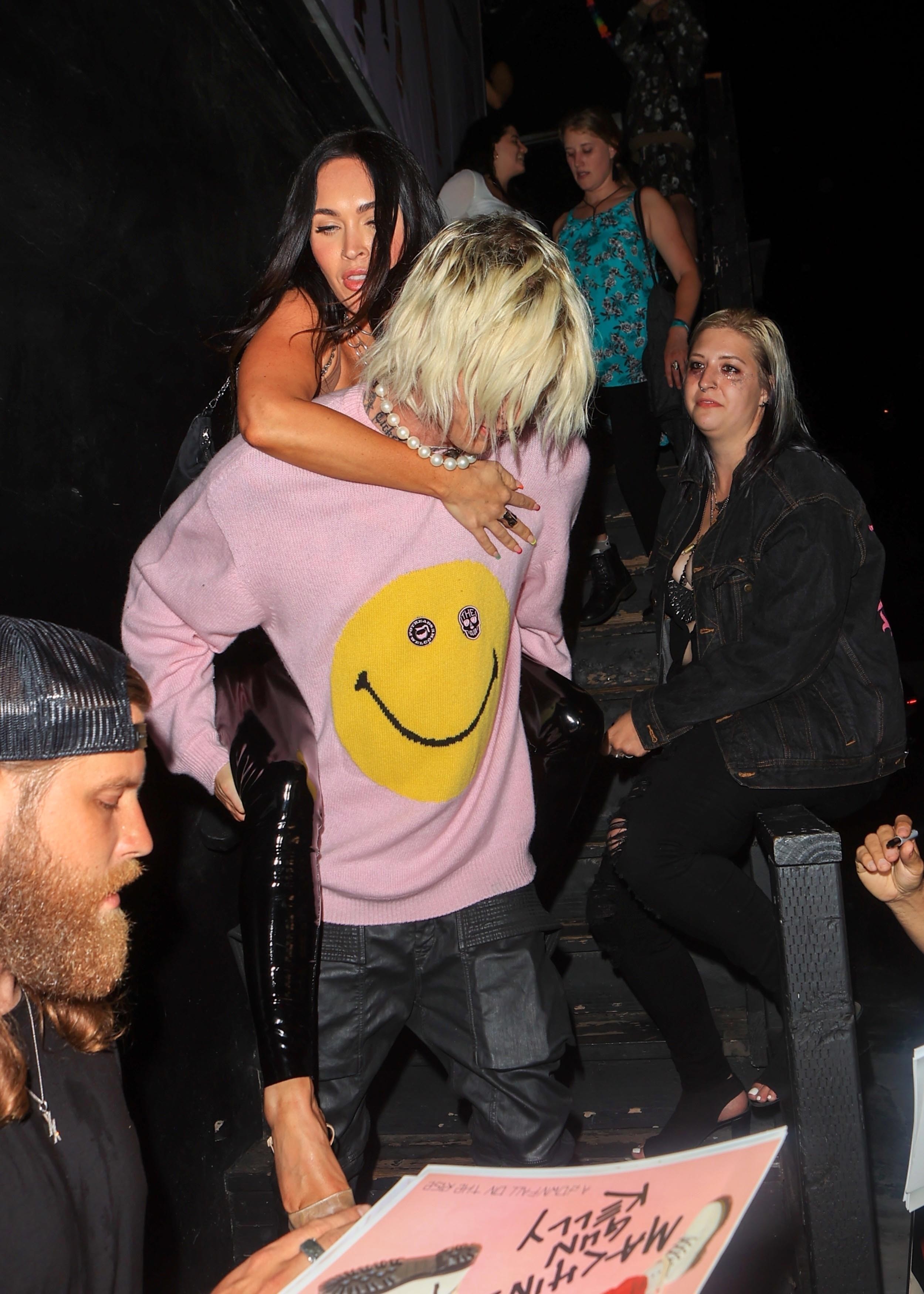 Megan Fox é carregada pelo namorado, Machine Gun Kelly (Foto: The Grosby Group) Megan Fox é carregada pelo namorado, Machine Gun Kelly (Foto: The Grosby Group)